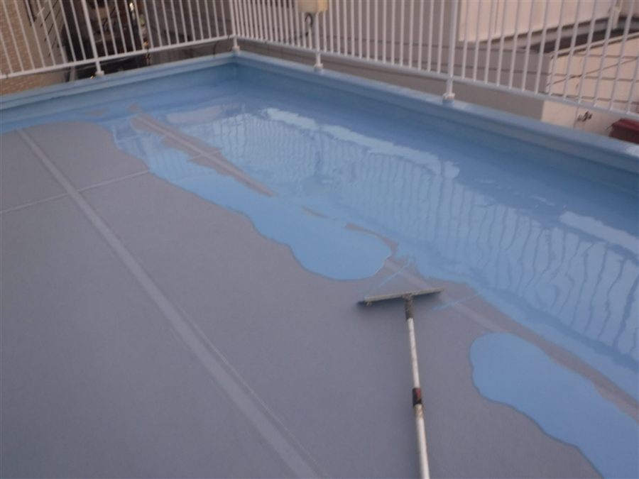 屋上のウレタン防水の塗布作業