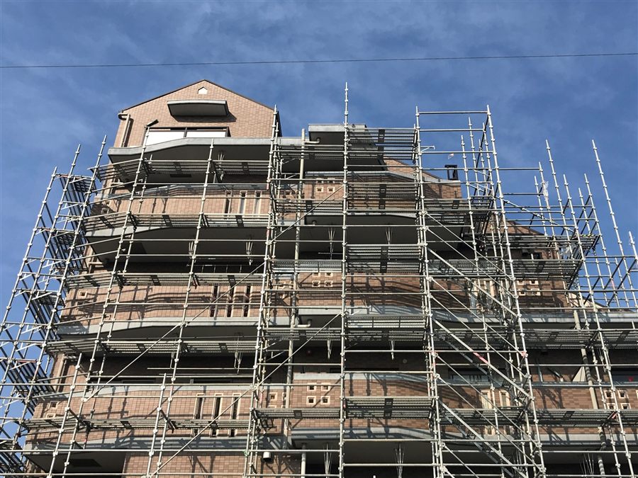 足場を組んだ改修工事中のマンション